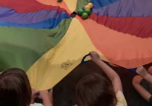 Dzieci biorą udział w zabawie