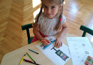 Dziewczynka rysuje