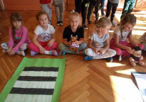 Dzieci pozują z ilustracją przejścia dla pieszych