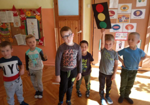 Dzieci pozują z sygnalizatorem świetlnym