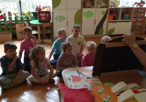 dzieci siedzą w kole