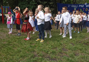 dzieci stoją w rozsypce
