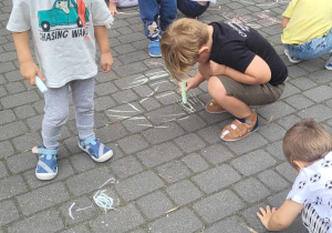 Dzieci rysują kredą na tarasie