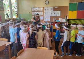 Dzieci pracują z jabłkami