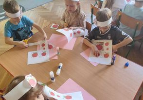 Dzieci pracują z jabłkami