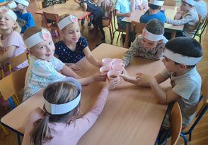 Dzieci pracują z jabłkami