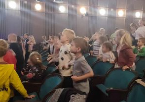 Dzieci w teatrze