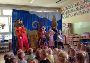 dzieci oglądają przedstawienie