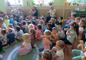 dzieci oglądają przedstawienie