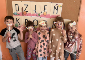 dzieci pozują