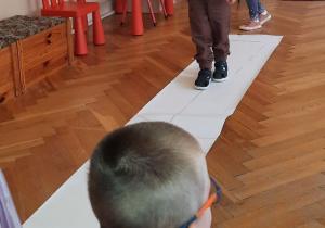 Dzieci biorą udział w zabawach ruchowych.