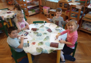 Wykonujemy prace plastyczne "Jeż"