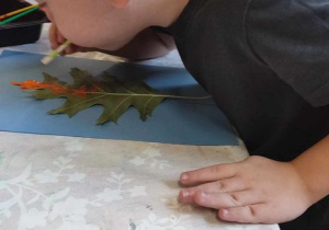 dzieci wykonują prace plastyczną