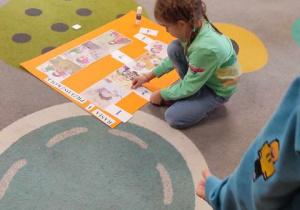 Dzieci biorą udział w zajęciach