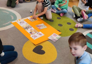 Dzieci biorą udział w zajęciach