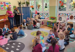 Dzieci biorą udział w zajęciach
