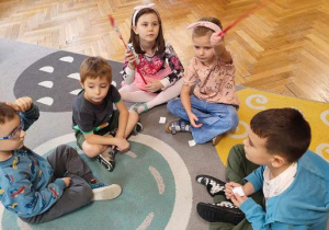 Dzieci biorą udział w zajęciach