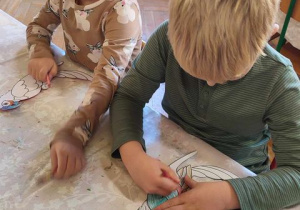 dzieci uczestniczą w zajęciach