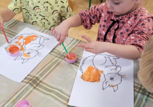 Dzieci malują farbami wiewiórkę