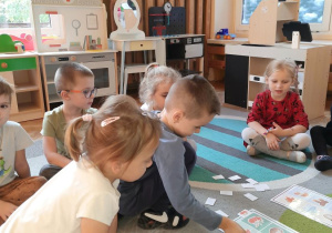 Dzieci uczą się symboli jesieni