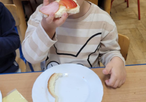Dzieci jedzą przygotowane przez siebie śniadanie