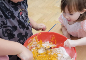 Dzieci przygotowują mufFinki