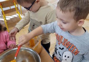Dzieci przygotowują muffinki