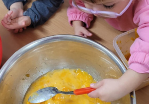 Dzieci przygotowują muffinki