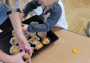 Dzieci przygotowują muffinki