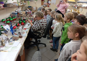 dzieci zwiedzają