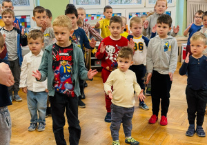 Dzieci tańczą