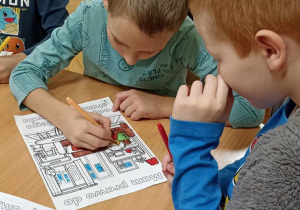 dzieci kolorują obrazek z prawami dziecka