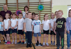 dzieci stoją w rzędzie z dyplomem i nagrodą