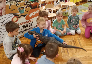 dzieci oglądają dinozaura