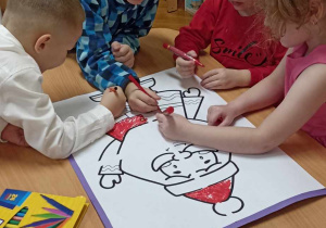 dzieci kolorują Mikołaja