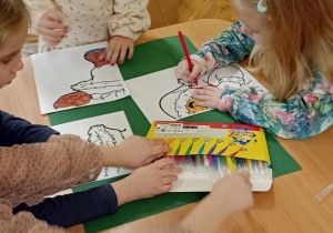 dzieci kolorują Mikołaja