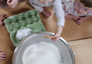 Dzieci przygotowują pierniki