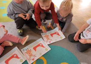 Dzieci rozwiązują zagadki Elfów
