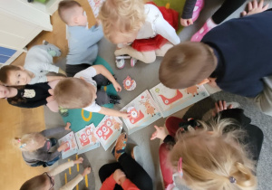 Dzieci rozwiązują zagadki Elfów