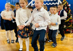 dzieci tańczą