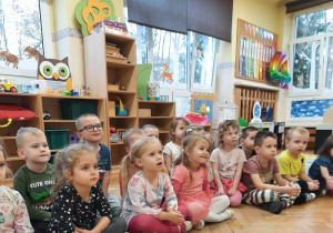 Dzieci biorą udział w zajęciach