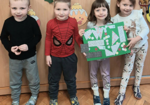 Dzieci pokazują pracę plastyczną