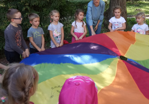 Zabawy z kolorową chustą.