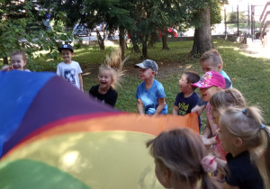 Zabawy z kolorową chustą.