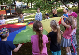 Zabawy z kolorową chustą.