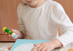 Dzieci wykonują pracę plastyczną