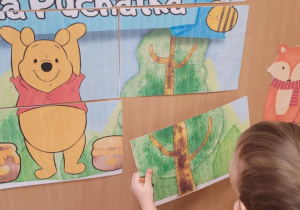 Dzieci układają obrazek