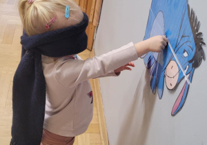 Dzieci doklejają ogon Kłapouchemu