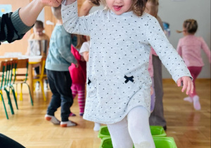Dzieci przechodzą po leśnej ścieżce sensorycznej