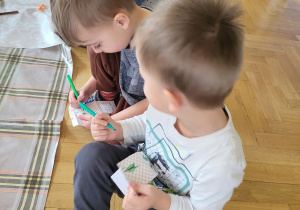 Dzieci ozdabiają chatki z piernika